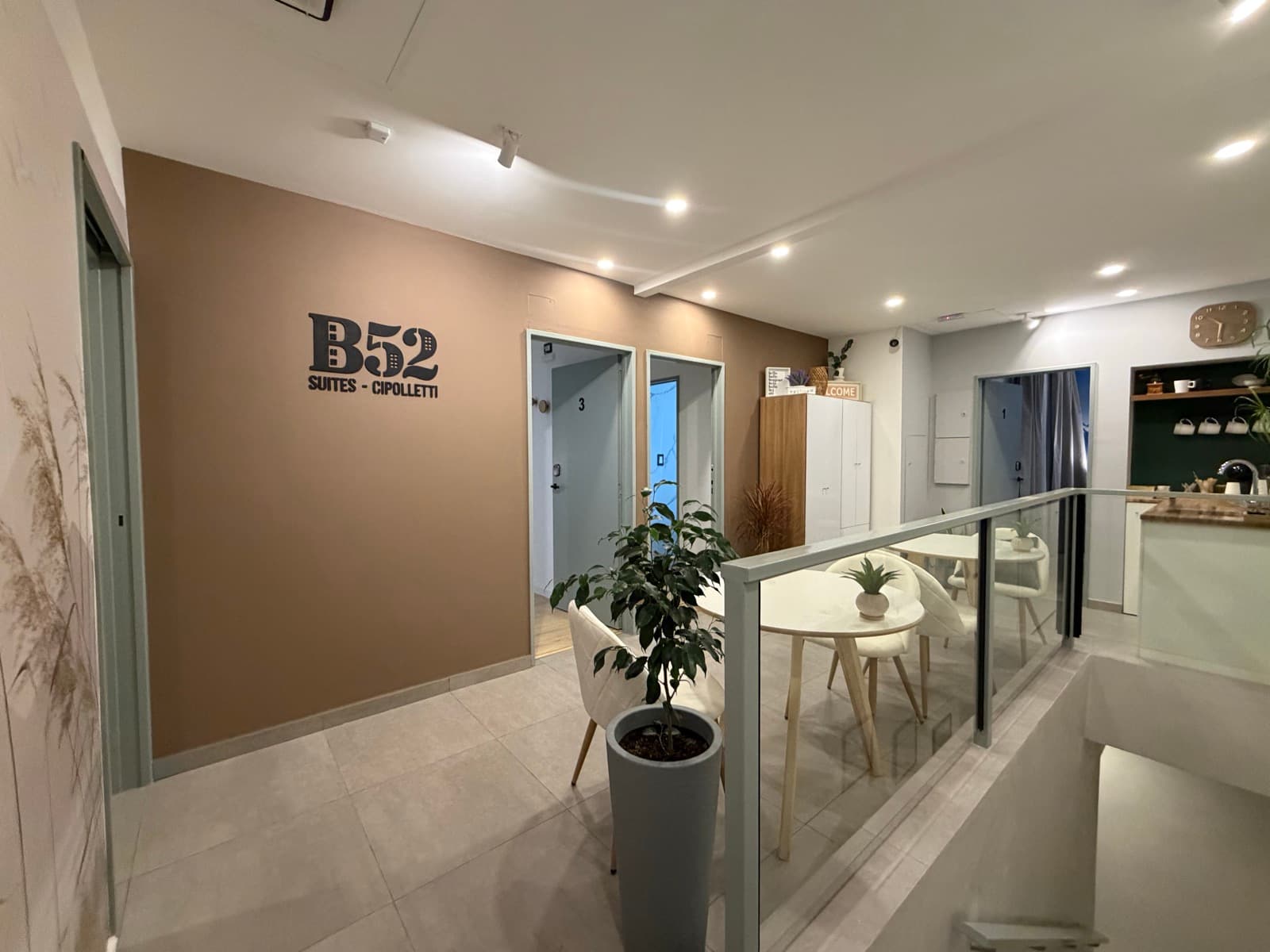 Espacio común con logo B52